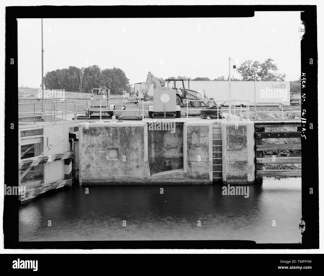Vista planare di angolo sud-est della parete di bloccaggio con serratura inferiore cancello sulla sinistra, vista verso oriente - Moore Lock Haven, uragano Gate n. 1, Cross-State Canal, Okeechobee Intracoastal Waterway, Moore Haven, radure County, FL Foto Stock