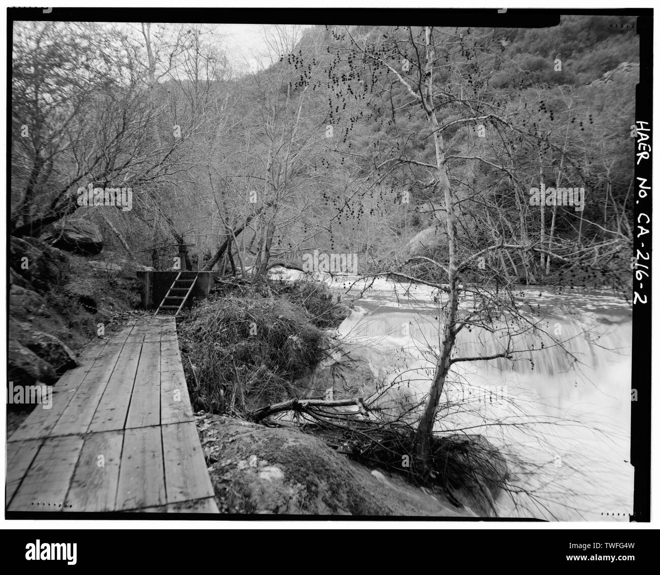 PLANK RAMO COPERTO FLUME sulla forcella del sud del Tule River medio e forcella in calcestruzzo della diga di diversione versamenti d'acqua. Vista di sud-est. - Tule River progetto idroelettrico, acqua sistema di convogliamento, Medio forcella Tule River, Springville,, Tulare County, CA Foto Stock