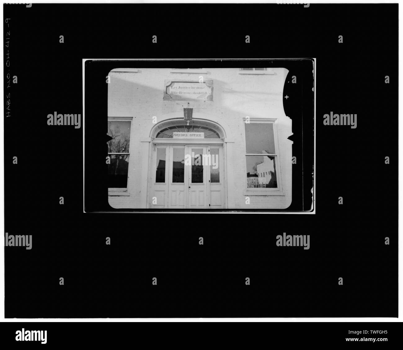 La placca al di sopra della porta principale copia Fotografia della piastra fotogrammetrica LC-HABS-GS07-T-810-610R. - Vecchio Perry County Courthouse, Town Square, Somerset, Perry County, OH Foto Stock