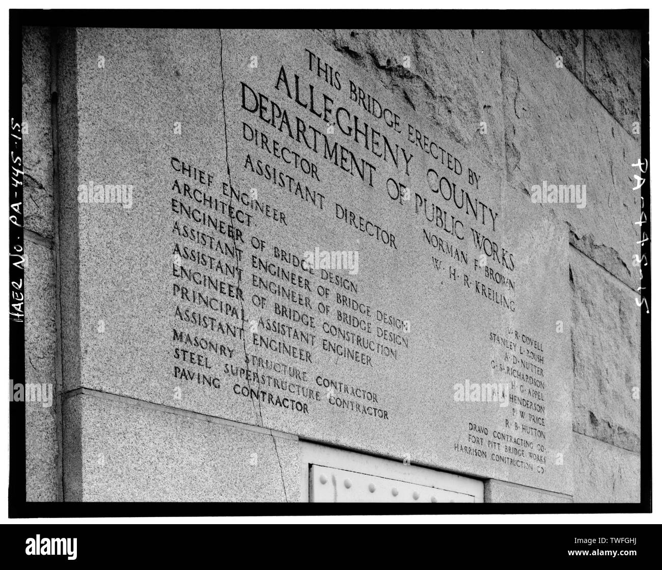 Placca su EST molo principale. - McKee le rocce di bridge spanning fiume Ohio a Chartiers Avenue (Statale Route 3014), McKees Rocks, Contea di Allegheny, PA; Fort Pitt Bridge funziona; Dravo impresa contraente; Allegheny County Dipartimento delle Opere Pubbliche; morse, Edwin K; Chalfant, James G; Booth e Flinn Azienda; Marrone, Norman F; Roush, Stanley L; Harrison Società di costruzioni; Covell, Vernon R; pazzo, D; Richardson, George S; Henderson, UNA A; DeLony, Eric N, project manager; Pennsylvania Department of Transportation, sponsor; Pennsylvania Historical and Museum Commission, sponsor; Rotenstein, David s, h Foto Stock