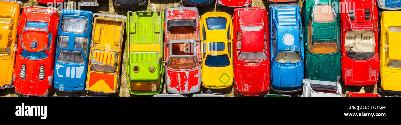 Panoramica banner web Fotografia aerea di vecchie automobili giocattolo, panorama immagine della testata Foto Stock