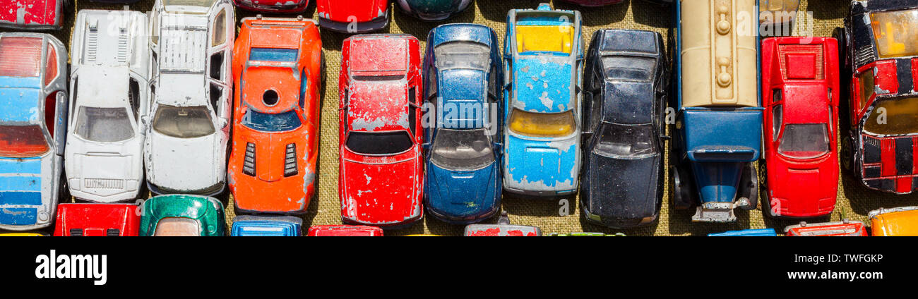 Panoramica banner web Fotografia aerea di vecchie automobili giocattolo, panorama immagine della testata Foto Stock