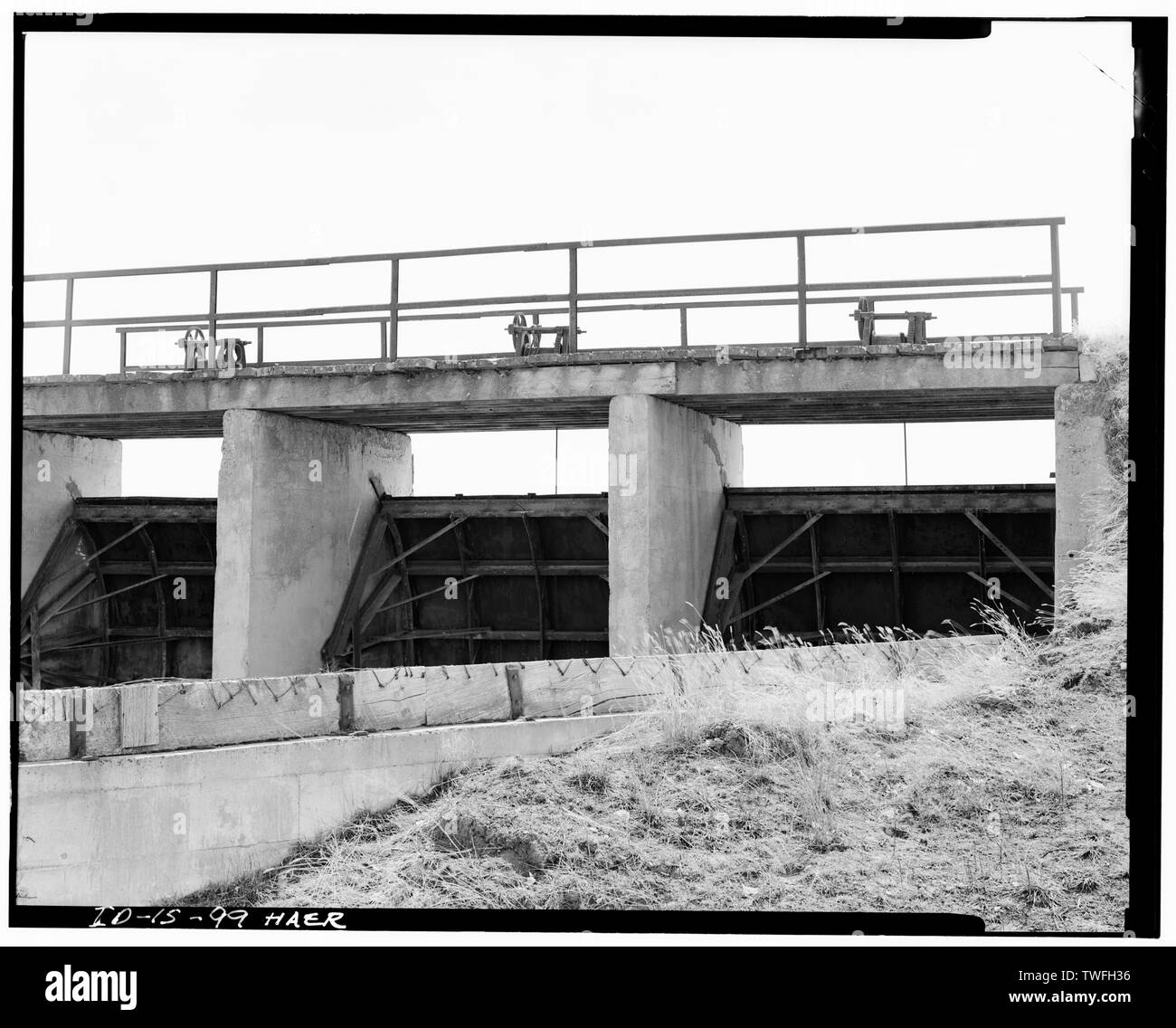 Punto fuoriuscita, Twin Falls canale principale, Twin Falls County a nord-ovest di MURTAUGH, Idaho; close-up del lato di uscita di cancelli, sud vista. - Milner diga e del canale principale- Twin Falls Canal Company, sul fiume Snake, 11 miglia ad ovest della città di Burley, Idaho, Twin Falls, Twin Falls County, ID Foto Stock