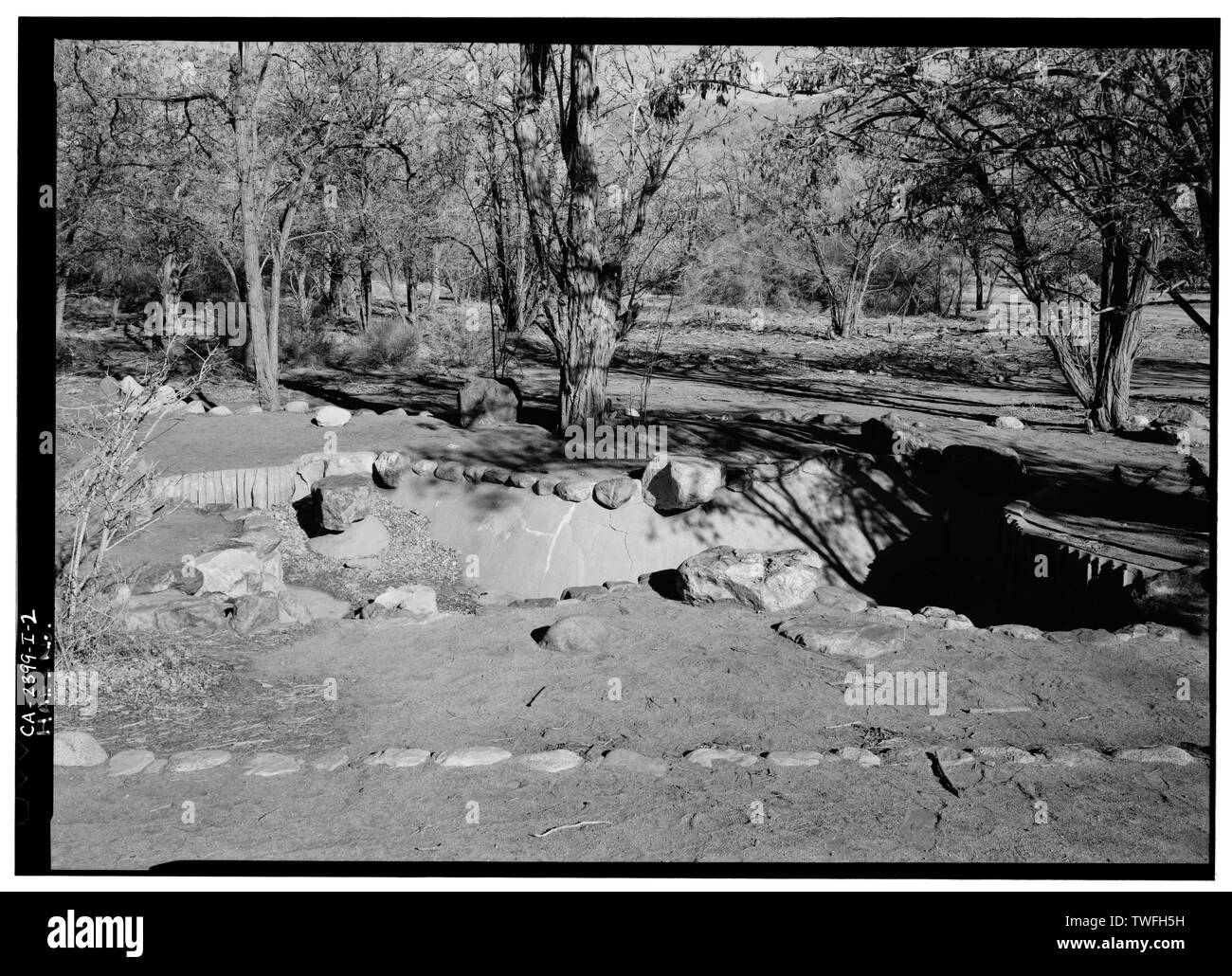 Laghetto in giardino sito, guardando a nord-est - Manzanar War Relocation Center, giardino, indipendenza, Contea di Inyo, CA Foto Stock