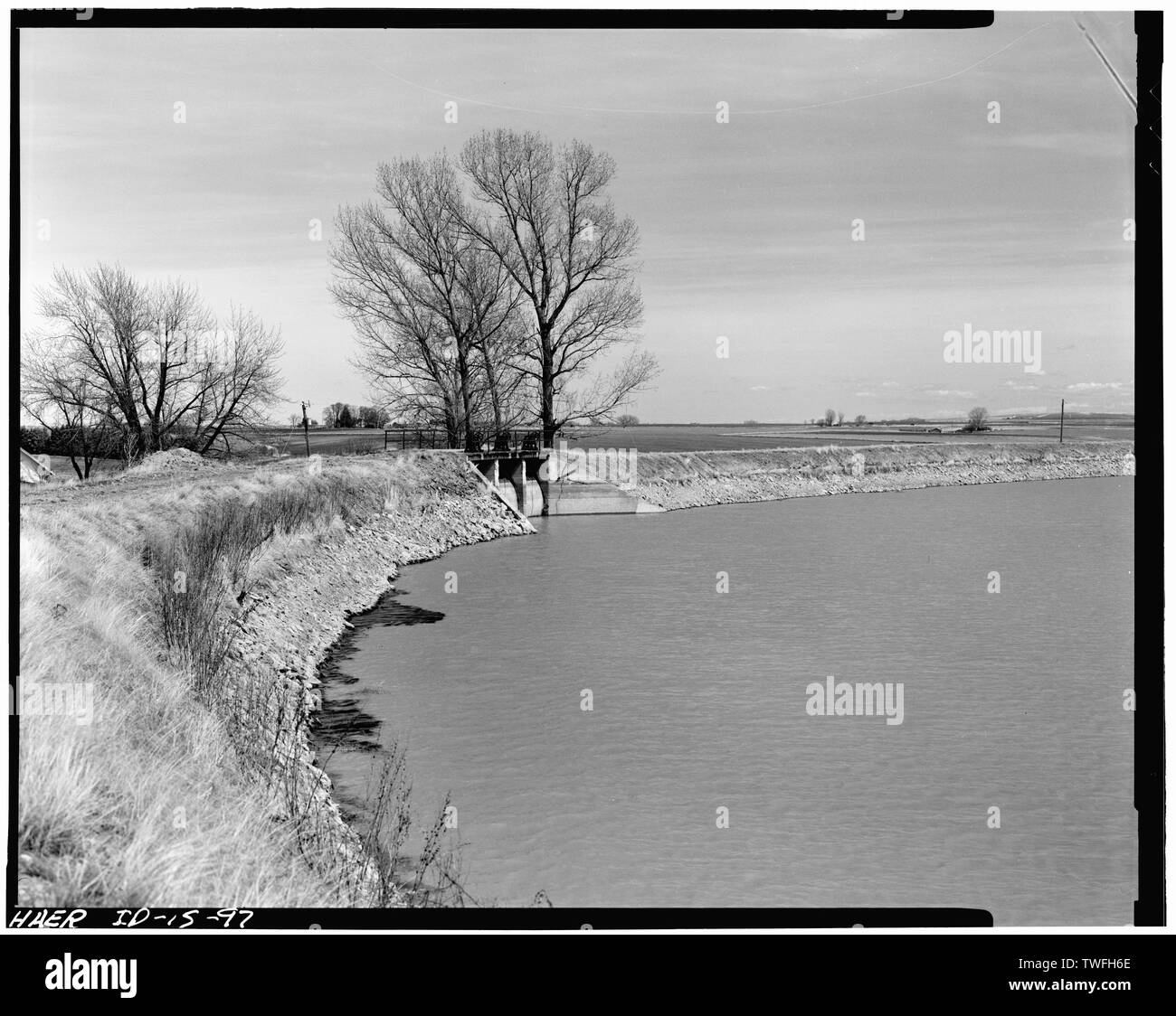 Punto fuoriuscita, Twin Falls canale principale, Twin Falls County a nord-ovest di MURTAUGH, Idaho; COMPLESSIVAMENTE WEST vista dal lato del canale. - Milner diga e del canale principale- Twin Falls Canal Company, sul fiume Snake, 11 miglia ad ovest della città di Burley, Idaho, Twin Falls, Twin Falls County, ID Foto Stock