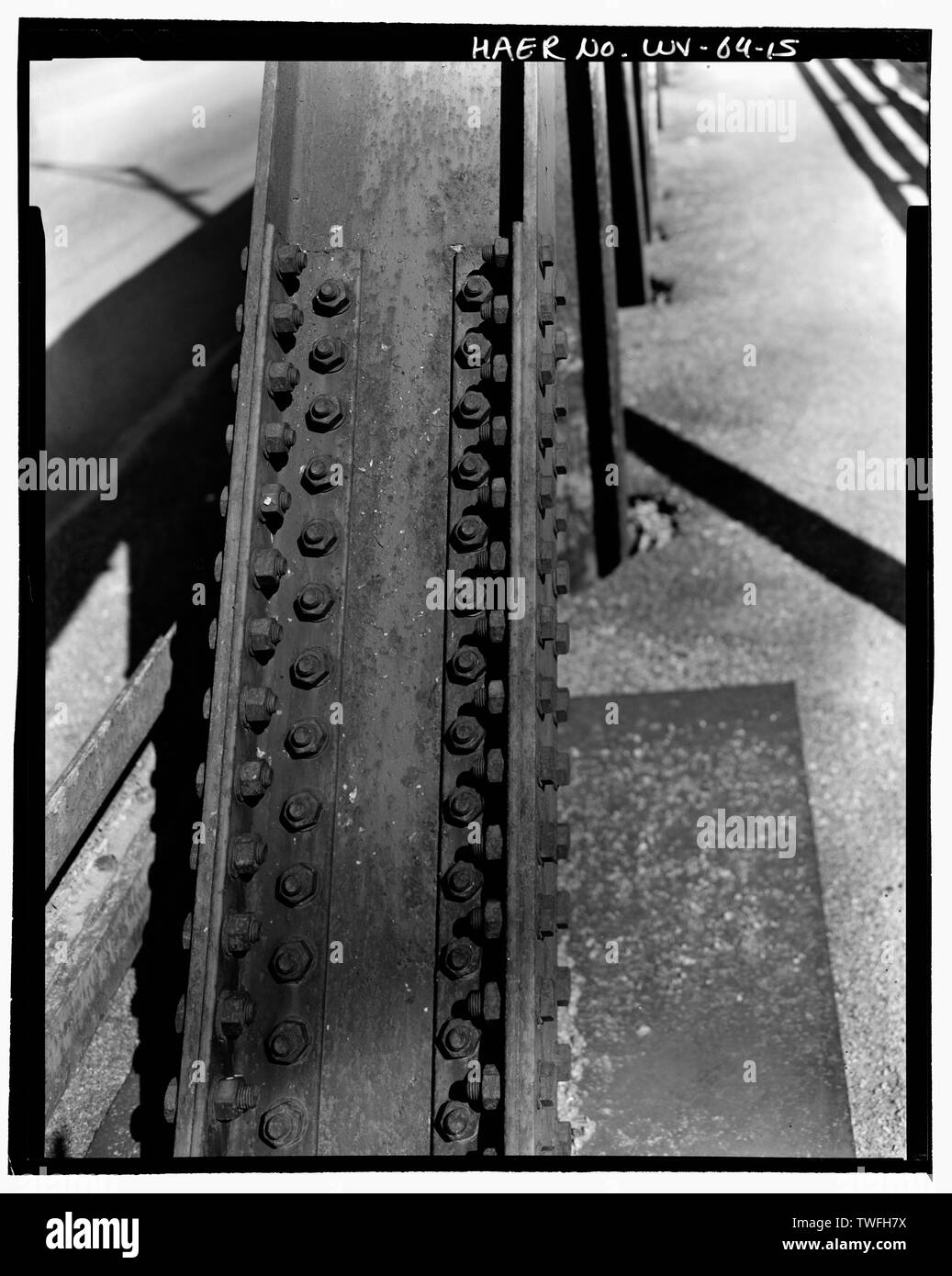 PONY di travatura reticolare in acciaio, mostrando diagonale elementi a traliccio con il dadoe-elementi di fissaggio a bullone. - Easley bridge spanning Norfolk Southern Corporation i binari della ferrovia su Poplar Street, Bluefield, Mercer County, WV; Virginia società ponte; T. A. Livingston e società; Alfson, Maria, trasmettitore; Dzodin, Joel S, fotografo; Dzodin, Joel S, storico Foto Stock