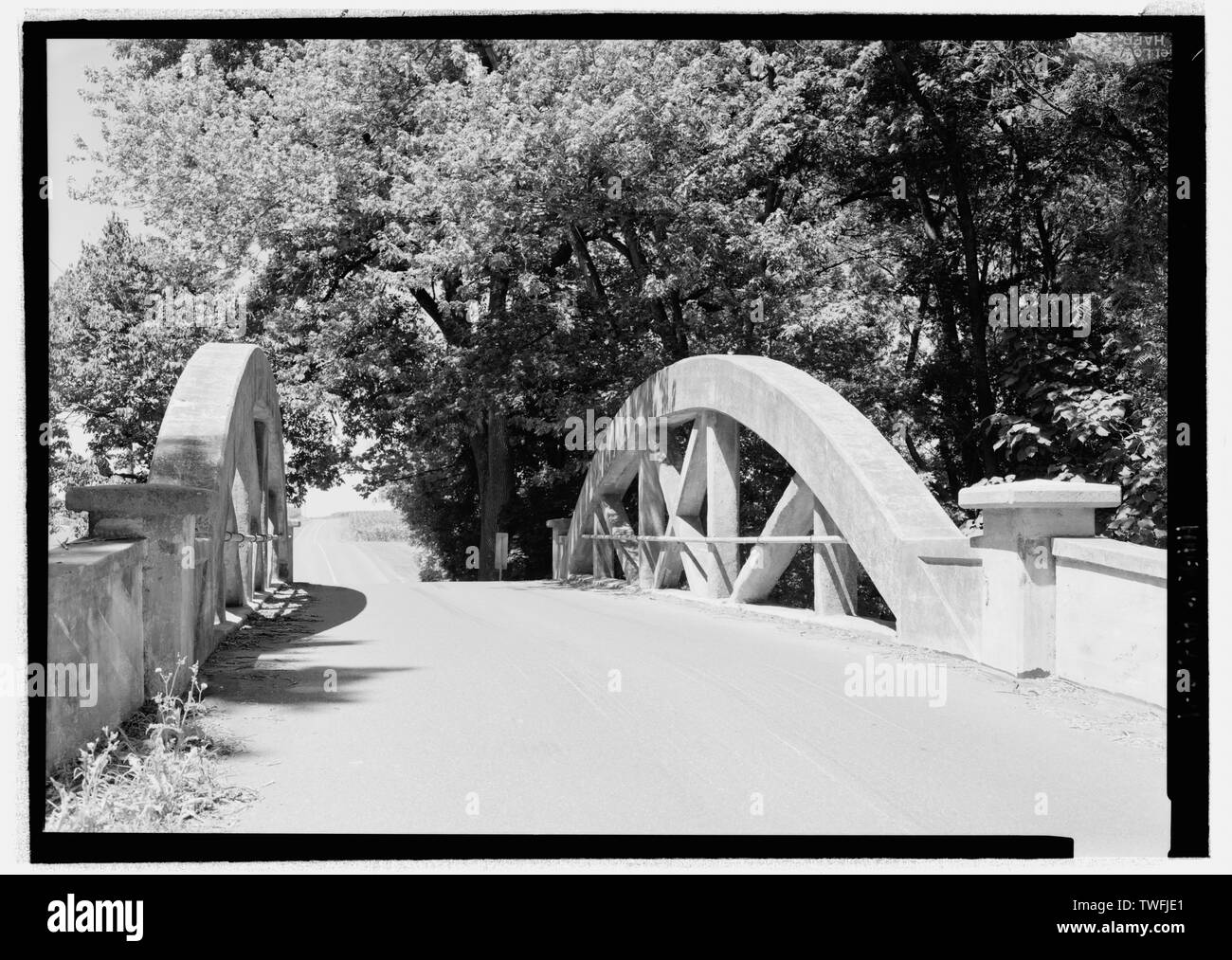Portale. Nota tubo zincato rotaia che si estende la lunghezza dell'arco. - Grande Chickies bridge spanning Chickies Big Creek, Lancaster Junction, Lancaster County, PA; società di Frank H. Shaw; Shaw, Percy; Shaw, Frank; McMellen, Elias; Corvin, William; Snavely, Henry; Kaufman, H S; Helman, Pietro; Bruder, JAmes; Eshleman, J Miller; Monier, Jean; Wunsch, R; Melan, Giuseppe; von Emperger, Fritz; Luten, Daniel B; Jones, Howard M; far riferimento, M A; Marsh, James B; Croteau, Todd, project manager; Pennsylvania Department of Transportation (PENNDOT), sponsor; Pennsylvania Historical and Museum Commission, sponsor Foto Stock