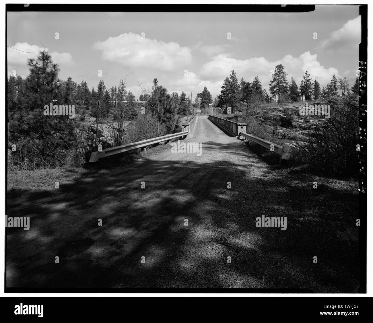 Visualizzazione del portale del calcestruzzo arco (ONE-WAY BRIDGE) che esce dal canale centrale ISOLA E POST FALLS Power Plant, guardando verso est. - Washington il Potere di Acqua Società Post Falls Power Plant, Ponte di arco concreto, a ovest di intersezione di Spokane e quarta piazza, Post Falls, Kootenai County, ID Foto Stock