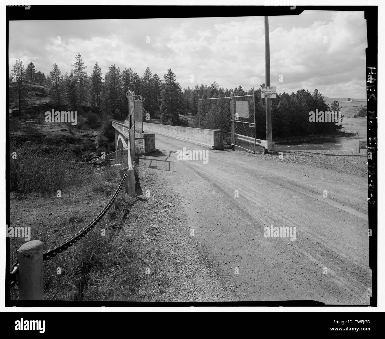 Visualizzazione del portale del calcestruzzo arco (ONE-WAY BRIDGE) che consente di accedere al canale centrale DAM e Power Plant, guardando ad ovest. - Washington il Potere di Acqua Società Post Falls Power Plant, Ponte di arco concreto, a ovest di intersezione di Spokane e quarta piazza, Post Falls, Kootenai County, ID Foto Stock