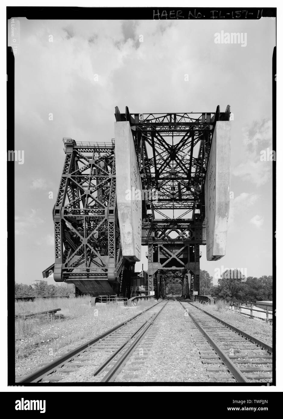 Visualizza portale, guardando verso est. - San Carlo linea aria bridge spanning ramo meridionale del fiume Chicago, a nord del sedicesimo Street, Chicago, Contea di Cook, il; Strauss, Giuseppe Baerman; Strauss ponte mobile Azienda; American Bridge Company; Fondazione Società; Ferro-Construction Società; E. J. Albrecht Società; Strobel Impresa di costruzioni in acciaio; Chicago Department of Transportation, sponsor; DeLony, Eric N, project manager; Daley, Richard M, sponsor; Walker, Thomas R, sponsor; Kaderbek, S L, sponsor, Sears, Hannah, trasmettitore; Spivey, Justin M, storico; Lowe, Jet, fotografo Foto Stock