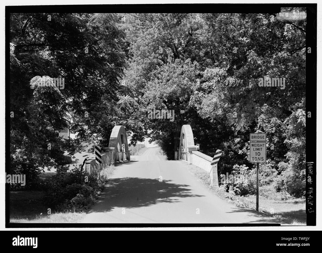 Portale con approccio ROAD. - Grande Chickies bridge spanning Chickies Big Creek, Lancaster Junction, Lancaster County, PA; società di Frank H. Shaw; Shaw, Percy; Shaw, Frank; McMellen, Elias; Corvin, William; Snavely, Henry; Kaufman, H S; Helman, Pietro; Bruder, JAmes; Eshleman, J Miller; Monier, Jean; Wunsch, R; Melan, Giuseppe; von Emperger, Fritz; Luten, Daniel B; Jones, Howard M; far riferimento, M A; Marsh, James B; Croteau, Todd, project manager; Pennsylvania Department of Transportation (PENNDOT), sponsor; Pennsylvania Historical and Museum Commission, sponsor; Christianson, Justine, trasmettitore; bassa Foto Stock