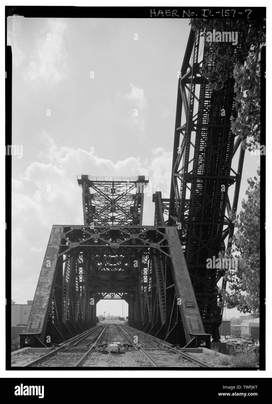 Visualizza portale, guardando ad ovest. - San Carlo linea aria bridge spanning ramo meridionale del fiume Chicago, a nord del sedicesimo Street, Chicago, Contea di Cook, il; Strauss, Giuseppe Baerman; Strauss ponte mobile Azienda; American Bridge Company; Fondazione Società; Ferro-Construction Società; E. J. Albrecht Società; Strobel Impresa di costruzioni in acciaio; Chicago Department of Transportation, sponsor; DeLony, Eric N, project manager; Daley, Richard M, sponsor; Walker, Thomas R, sponsor; Kaderbek, S L, sponsor, Sears, Hannah, trasmettitore; Spivey, Justin M, storico; Lowe, Jet, fotografo Foto Stock