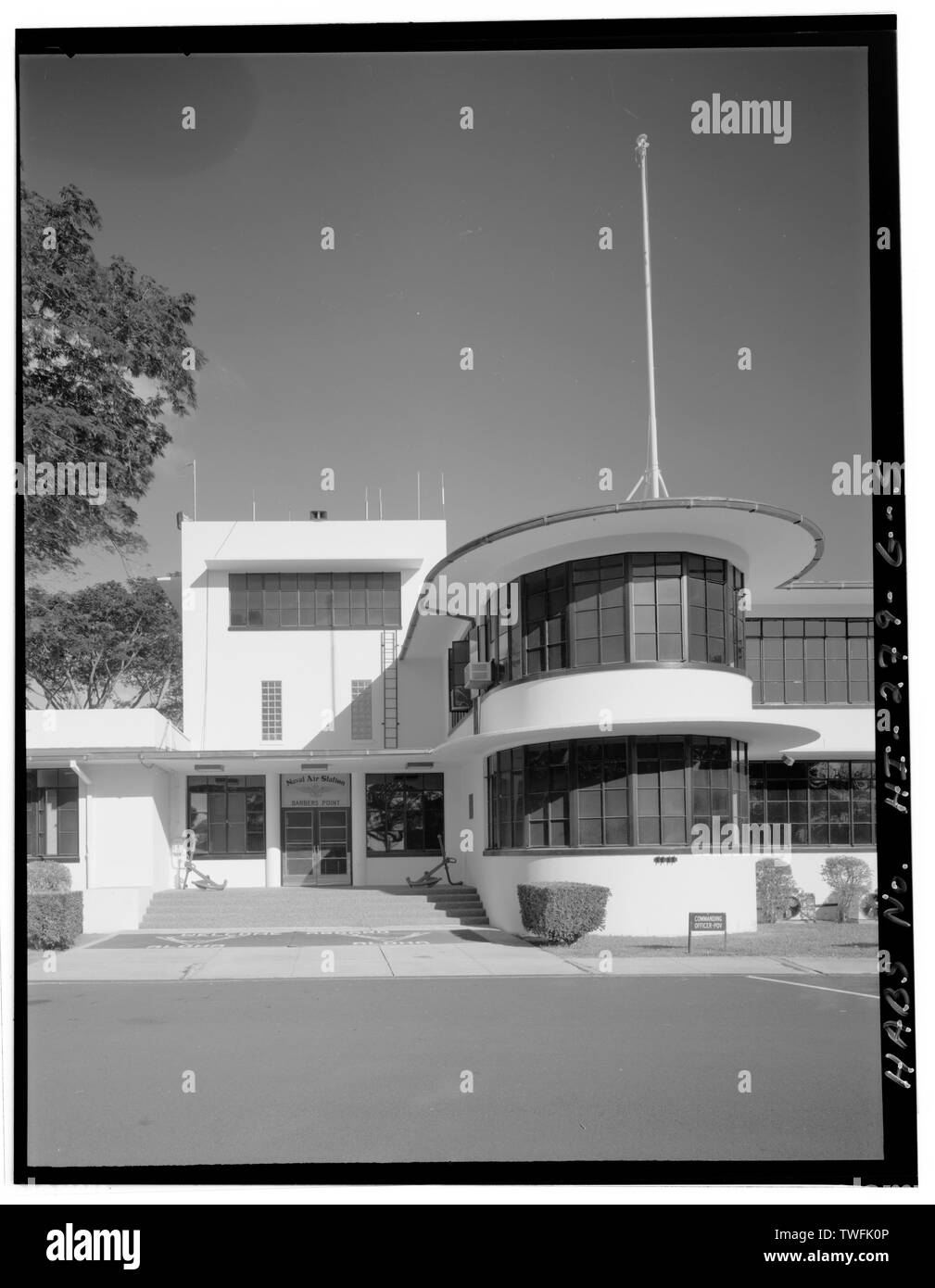 Parte della facciata anteriore, vista rivolta verso est-sud-est. - Naval Air Station Barbieri punto, ufficio amministrativo dell edificio, Lexington Avenue a nord di Midway Street, Ewa, Honolulu County, HI Foto Stock