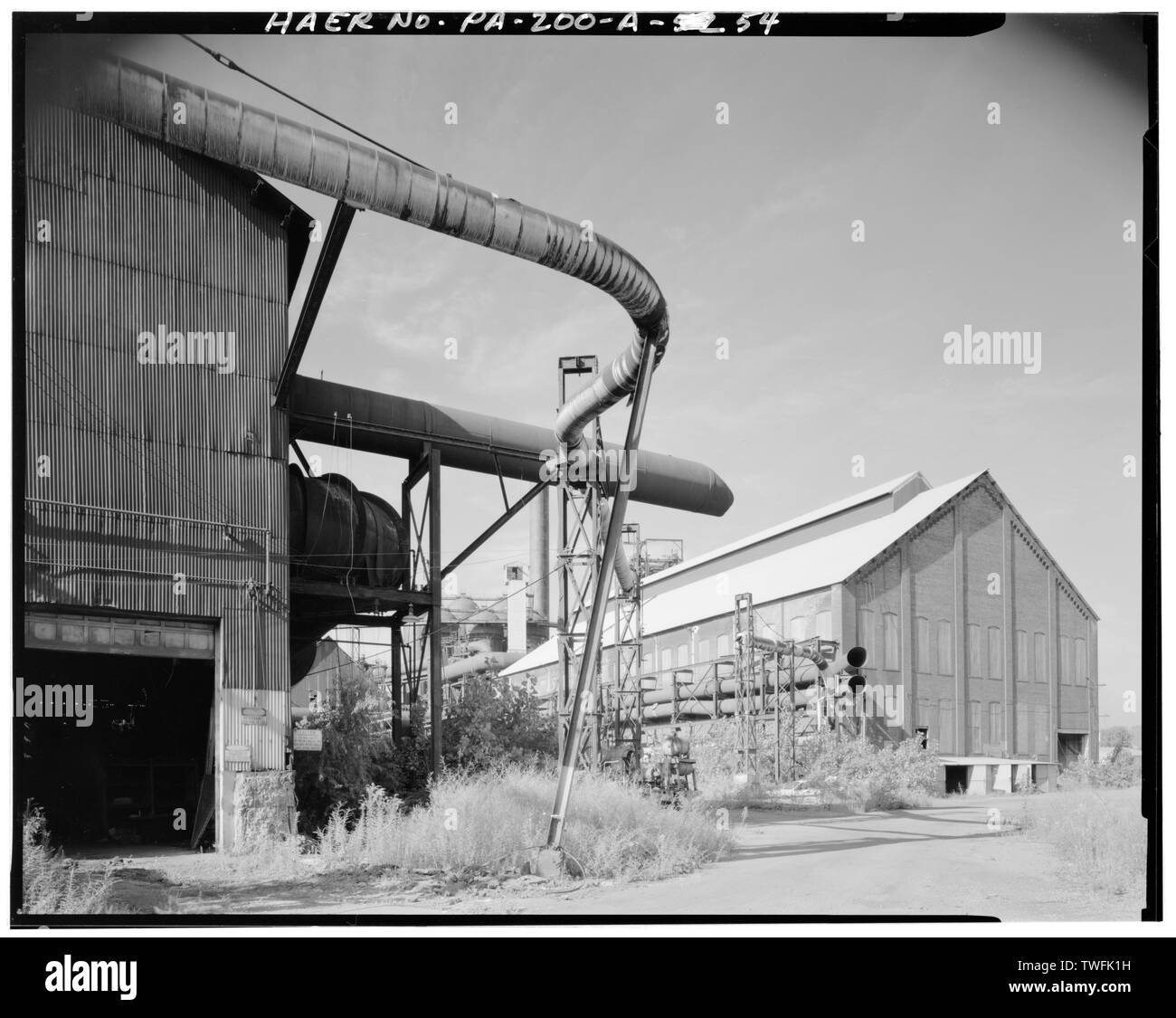 Parte di ricambio edificio di stoccaggio (EX AC POWER HOUSE) SULLA SINISTRA E CARRIE CALDAIA SHOP (EX CARRIE n. 6 e n. 7 MOTORE SOFFIAGGIO casa) sulla destra. - Stati Uniti Acciaio opere Homestead, altoforno impianto, lungo il fiume Monongahela, Homestead, Contea di Allegheny, PA; U.S. Steel Corporation; Marrone, James S; Clark, E L; Fownes, H C; Fownes, W C; Marrone Hissage Machinery Company; Massicks Crooke e; Pollock Società; Westinghouse Electric Company; Wilson-Snyder; Allis-Chalmers Società; Keystone società ponte; Riley-Stoker; Ingersoll-Rand; S. P. Kinney; Research-Cottrell, incorporato; un mosto di malto Foto Stock