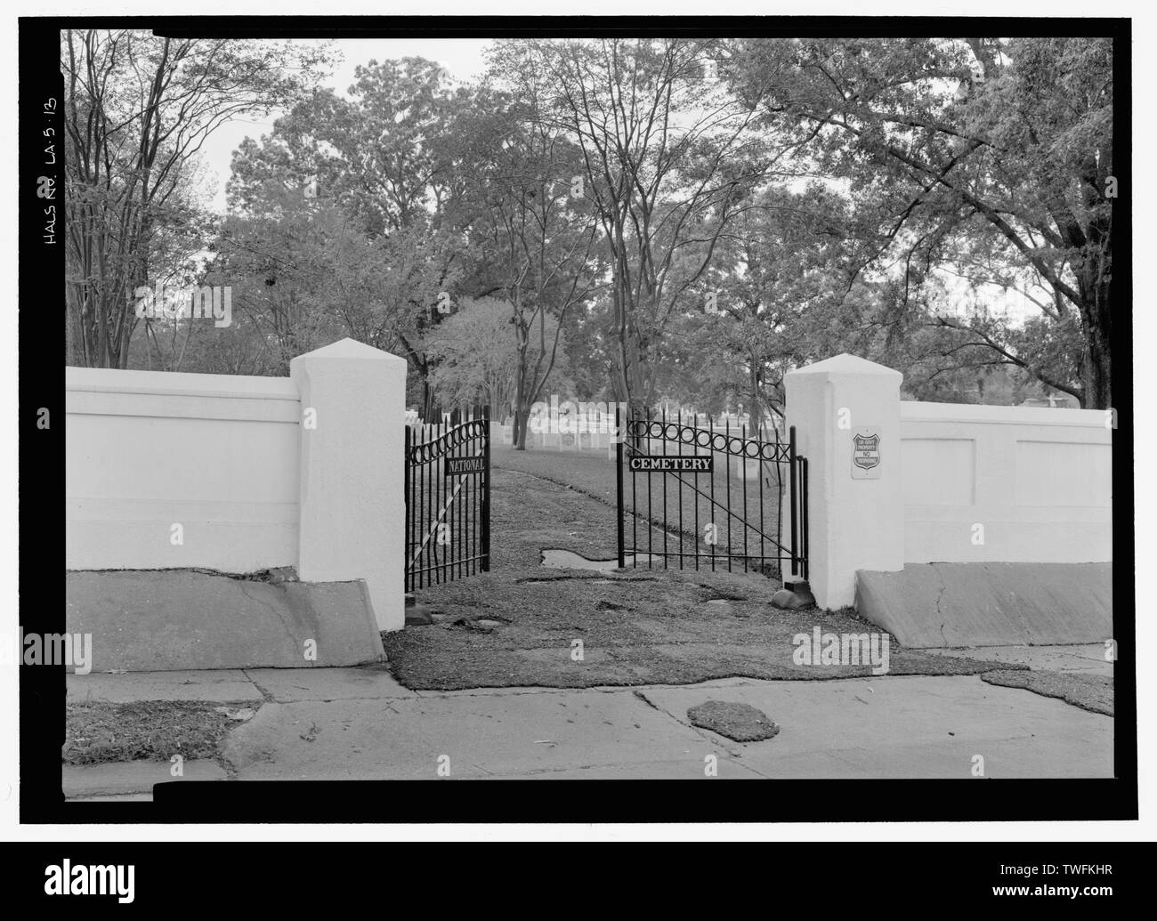 Postierla gate lungo la strada della convenzione a bordo meridionale del cimitero. Vista verso nord. - Baton Rouge Cimitero Nazionale, 220 North 19th Street, Baton Rouge, East Baton Rouge Parish, LA; U.S. Reparto degli affari di veterani Foto Stock