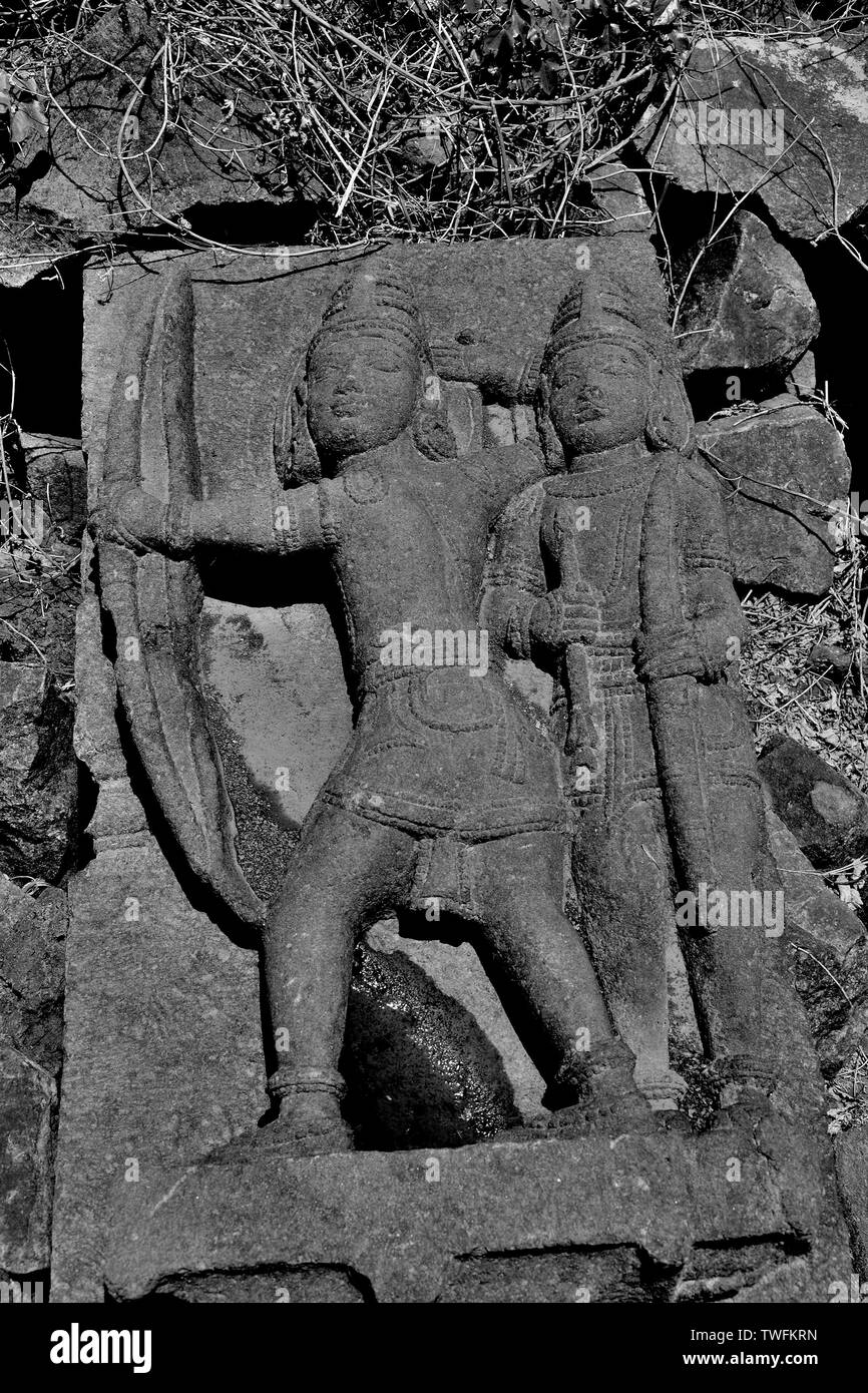 Idoli scolpiti sulla parete esterna di un tempio, vicino tempio Palasdev, Ujani Dam, Maharashtra, India Foto Stock