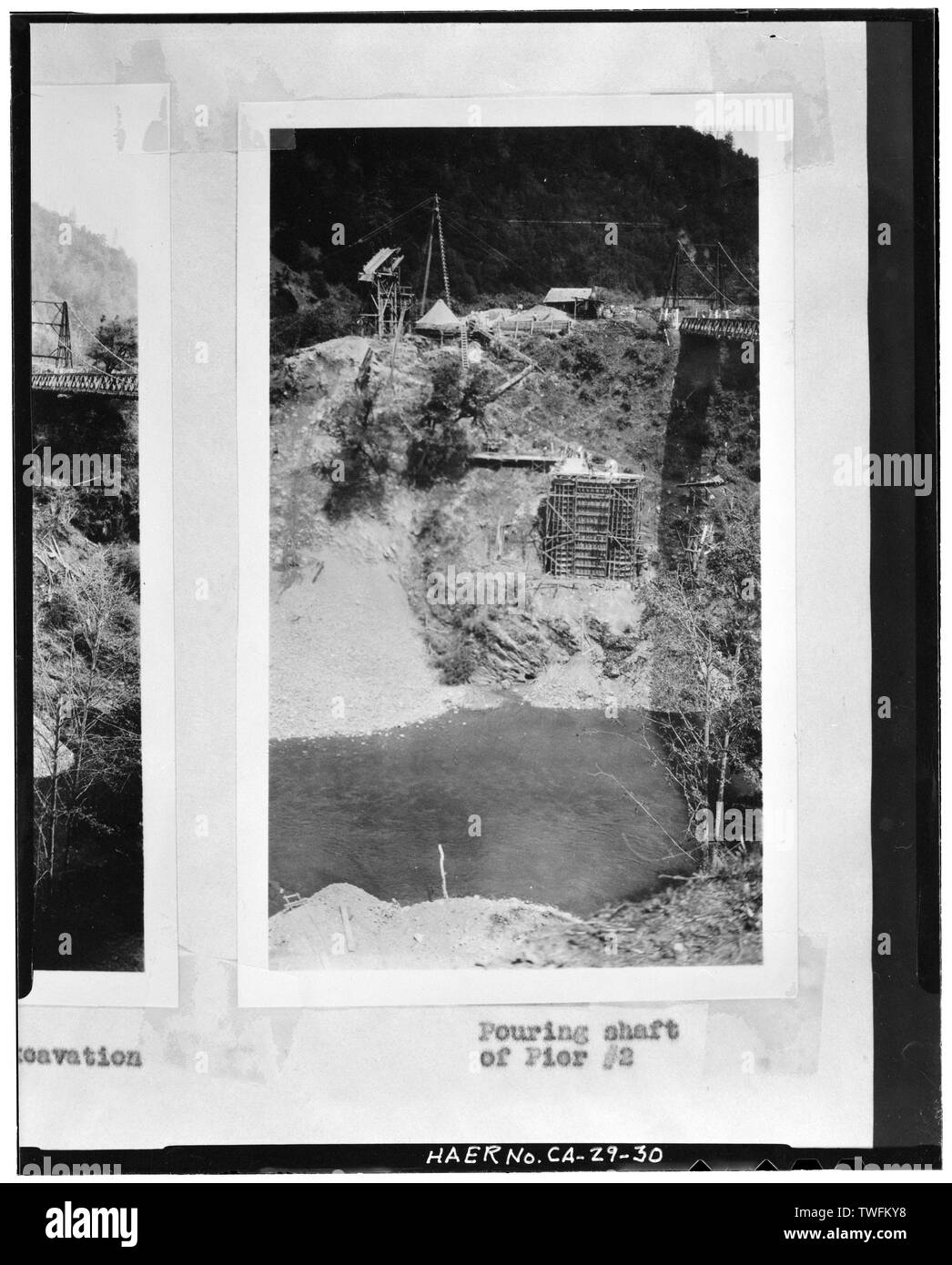 Albero di versamento di PIER -2 - sud Forcella Trinity River Bridge, Statale 299 spanning sud Forcella Trinity River, Salyer, Trinity County, CA Foto Stock