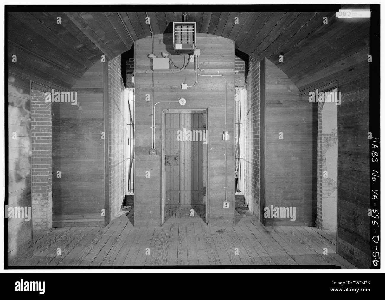 Rivista di polvere, VISTA DEL LEGNO intatta la guaina sul sud-ovest di ventilazione posteriore passaggio. (La guaina di aiutare il controllo dell'umidità e ridurre il pericolo di MAETAL pietra colpisce e scintillante.) - Fort Monroe, fortezza, Hampton, Hampton, VA; Morris, Scott, trasmettitore; DeBoer, Ruth trasmettitore; Klugh, T, trasmettitore; prezzo, Virginia B, trasmettitore Foto Stock