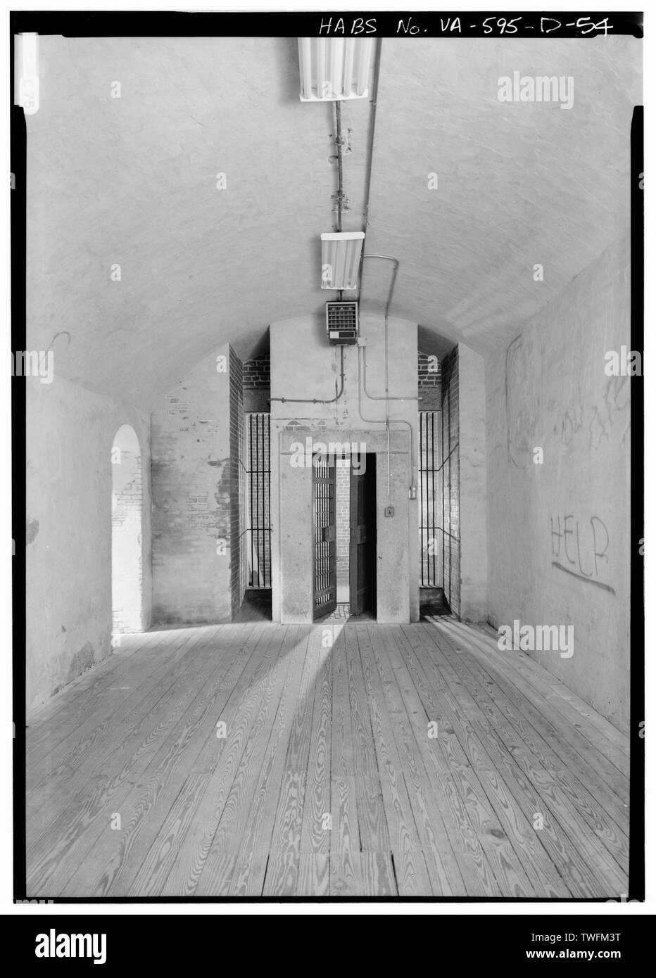 Rivista di polvere, ventilazione passaggio lungo la parte posteriore. Nota pietra di costruzione di macerie a sinistra (sud-ovest); ingresso di un magazzino a destra. Vista è nord-ovest a sud-est. - Fort Monroe, fortezza, Hampton, Hampton, VA; Morris, Scott, trasmettitore; DeBoer, Ruth trasmettitore; Klugh, T, trasmettitore; prezzo, Virginia B, trasmettitore Foto Stock