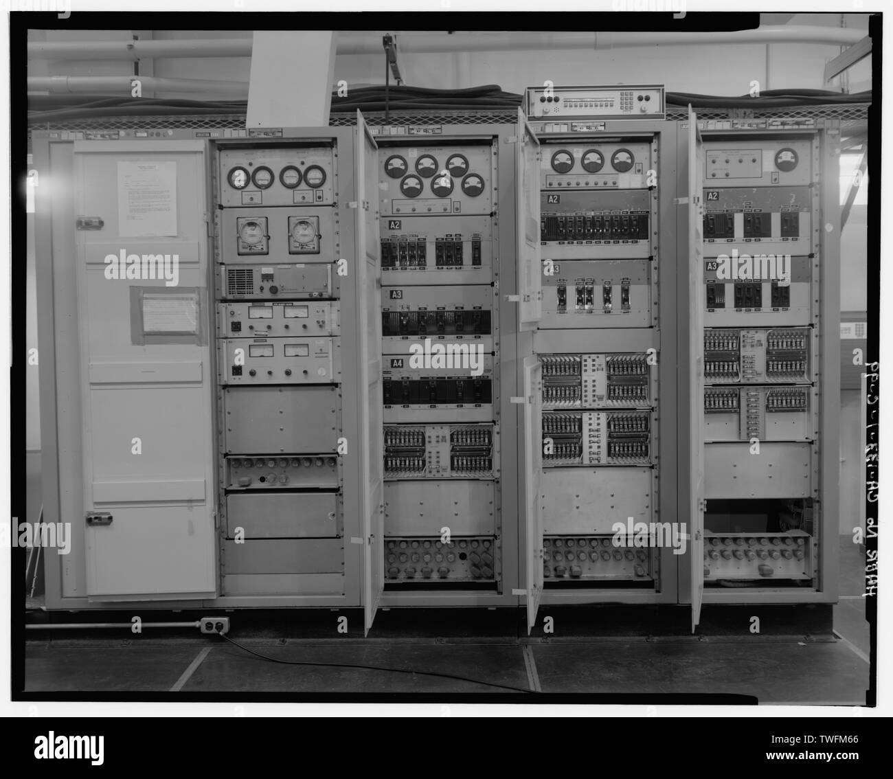 Unità di distribuzione di alimentazione per batterie e raddrizzatori, lato nord-est di landline strumentazione (camera 106), LSB (Bldg. 770) - Base aerea di Vandenberg, Space Launch Complex 3, Launch Pad 3 West, Napa e Alden strade, Lompoc, Santa Barbara County, CA Foto Stock