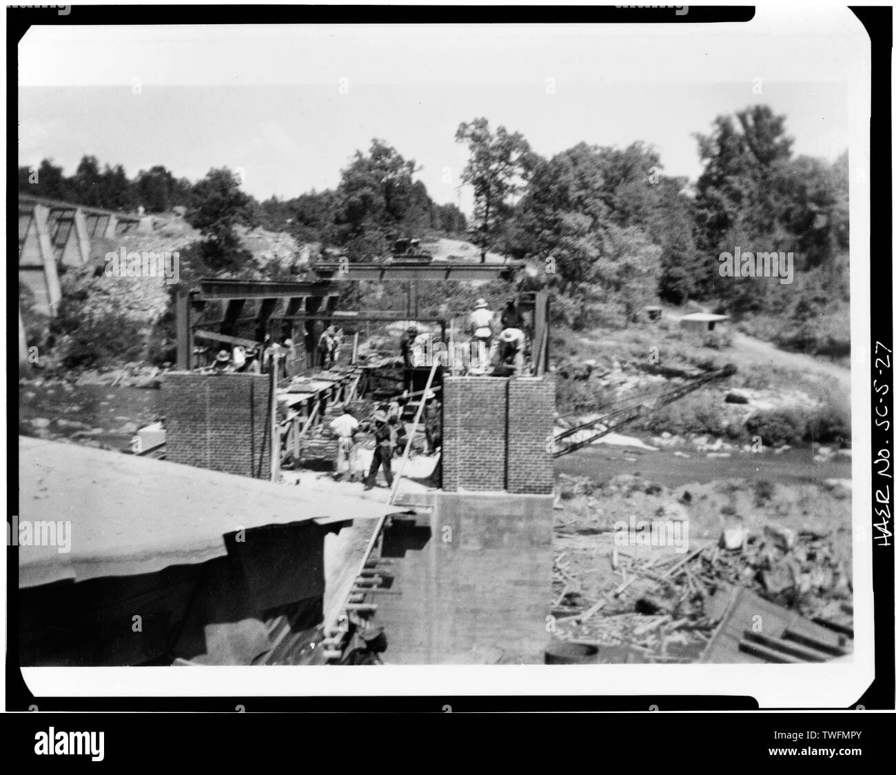 Impianto di alimentazione, primo piano - Abbeville Centrale Idroelettrica, Statale 284 e County Road 72, Rocky River (storico), Abbeville County, SC; Abbeville acqua e impianto elettrico società; Pennell, James Roy; bianco, W H; Abbeville potere società incorporata; D.M. Rickenbacker Società di costruzioni; Townsend, C P; Wideman e Singleton; Britton, John B; S. Morgan Smith Società; Woodward Governor Company; Bethlehem Steel Company; Westinghouse Corporation; Boccola Sulzer Brothers Company; contrassegnare fratelli; Cary, Brian, trasmettitore Foto Stock