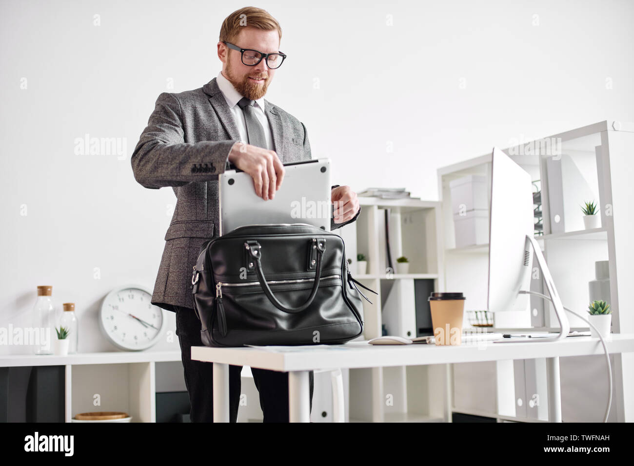 Età media imprenditore lavorando in ufficio Foto Stock