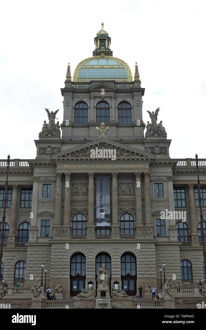 Vista sull'ingresso principale e la facciata del Museo Nazionale edificio principale come visto dalla Piazza di San Venceslao a Praga, Repubblica Ceca Foto Stock