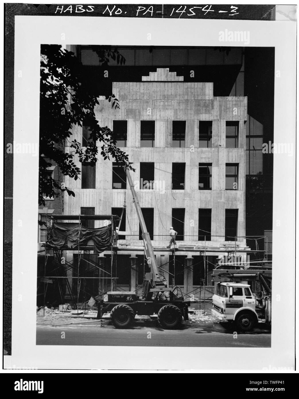 Conservate la facciata della Pennsylvania FIRE Insurance Company essendo re-installato nel suo sito originale in mezzo il nuovo 21-storia edificio per uffici - Pennsylvania Fire Insurance Company, 508-510 Walnut Street, Philadelphia, Contea di Philadelphia, PA Foto Stock