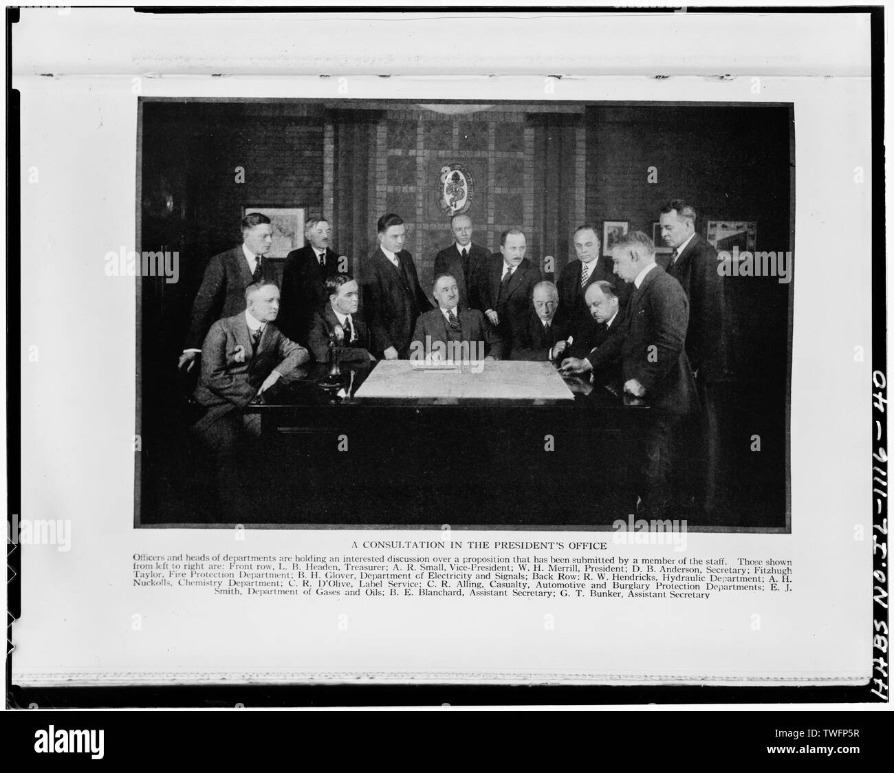 Presidente, ufficiali e capi reparto soddisfare nell'ufficio del presidente, pubblicata in un libro, "un simbolo di sicurezza" da HARRY CHASE BREARLEY, 1923 - Underwriters' Laboratories, 207-231 East Ohio Street, Chicago, Contea di Cook, il Foto Stock