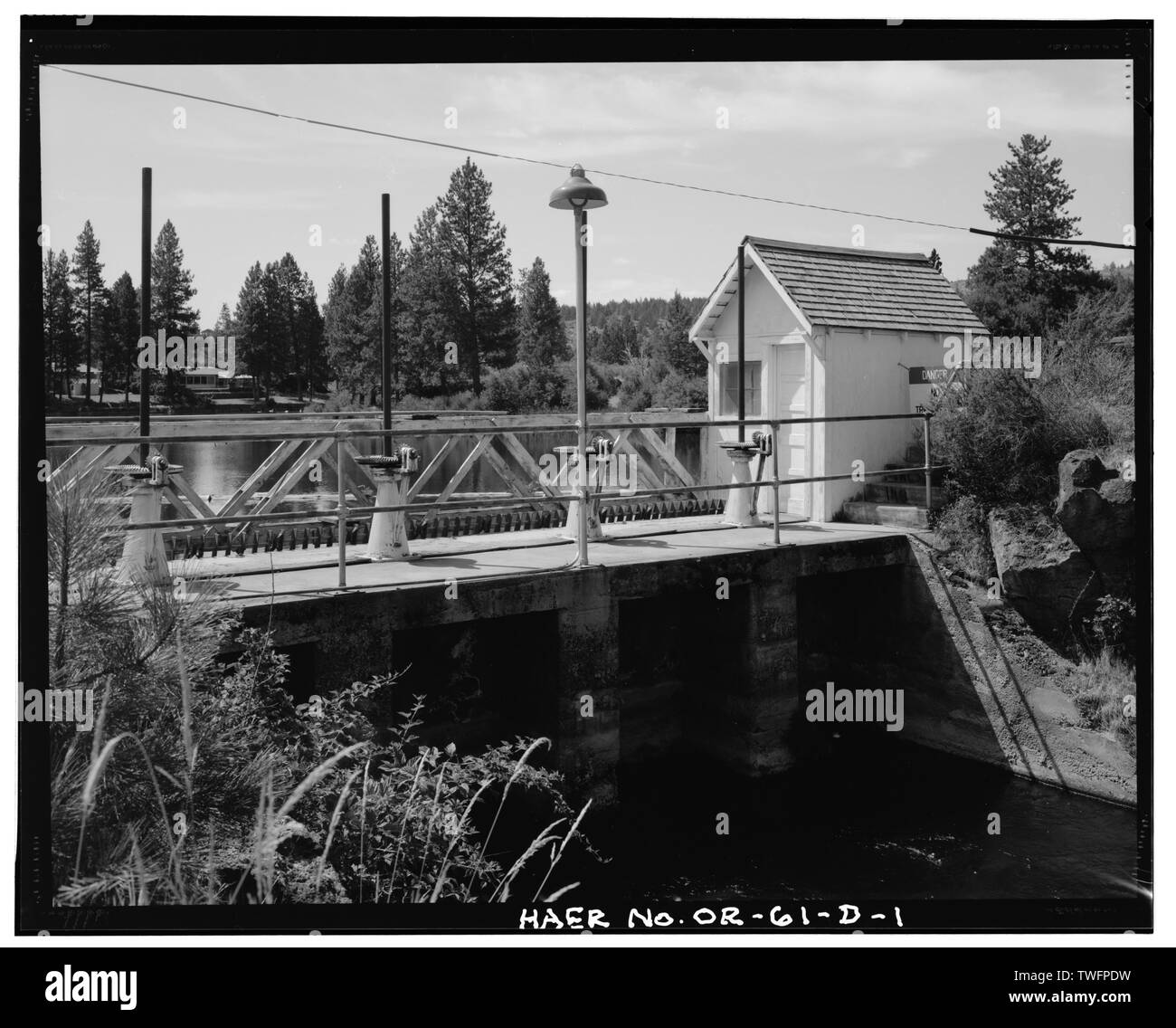 Diversione primario GATE, nord-Pilot Butte CANAL, vista da sud-ovest. - Nord Canal Dam e canali di diversione, Canale del Nord, Nord Divisione Street e U.S. Autostrada 97 prossimità, piegare Deschutes County, o Foto Stock