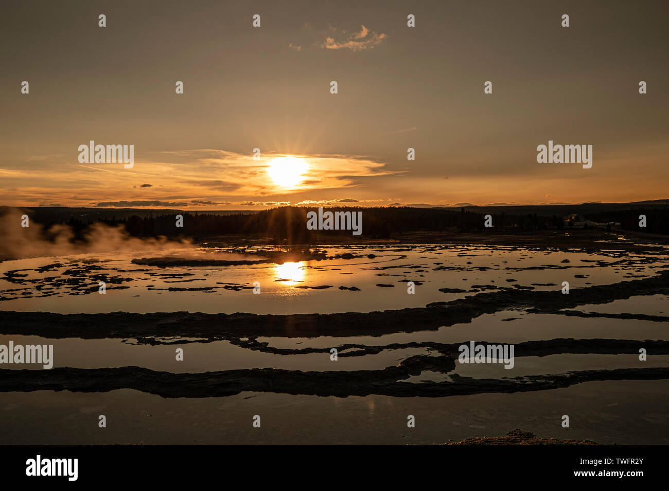 Sunset over Firehole Geyser, il Parco Nazionale di Yellowstone, STATI UNITI D'AMERICA Foto Stock