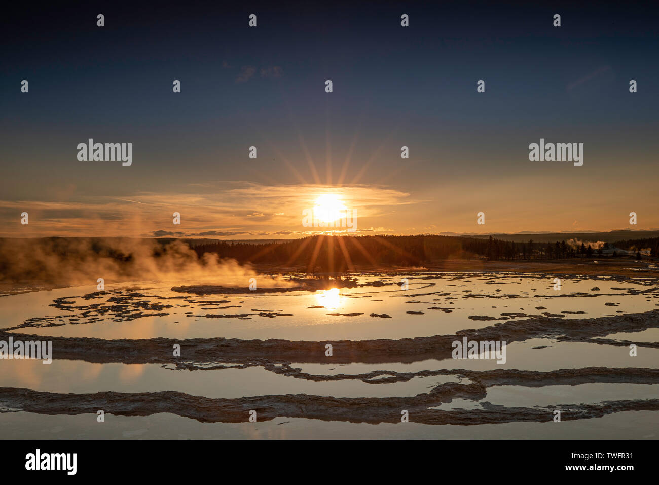 Sunset over Firehole Geyser, il Parco Nazionale di Yellowstone, STATI UNITI D'AMERICA Foto Stock