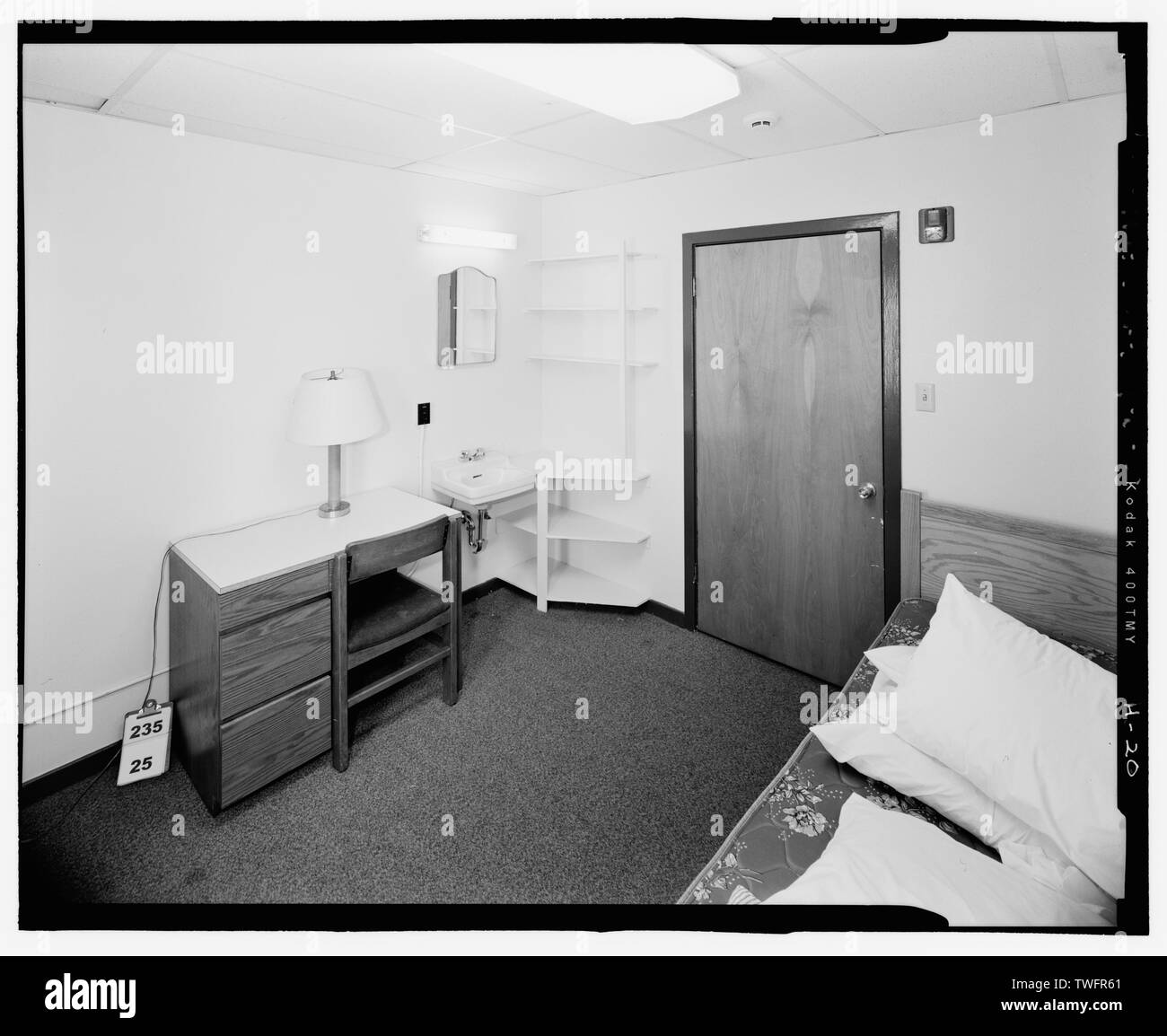 T.A.D. PRIVATO Camera al secondo piano, guardando a nord-est. - Stati Uniti La guardia costiera della stazione aria San Francisco, Bachelor Officer Quarti, 1020 North Access Road, San Francisco, San Francisco County, CA Foto Stock