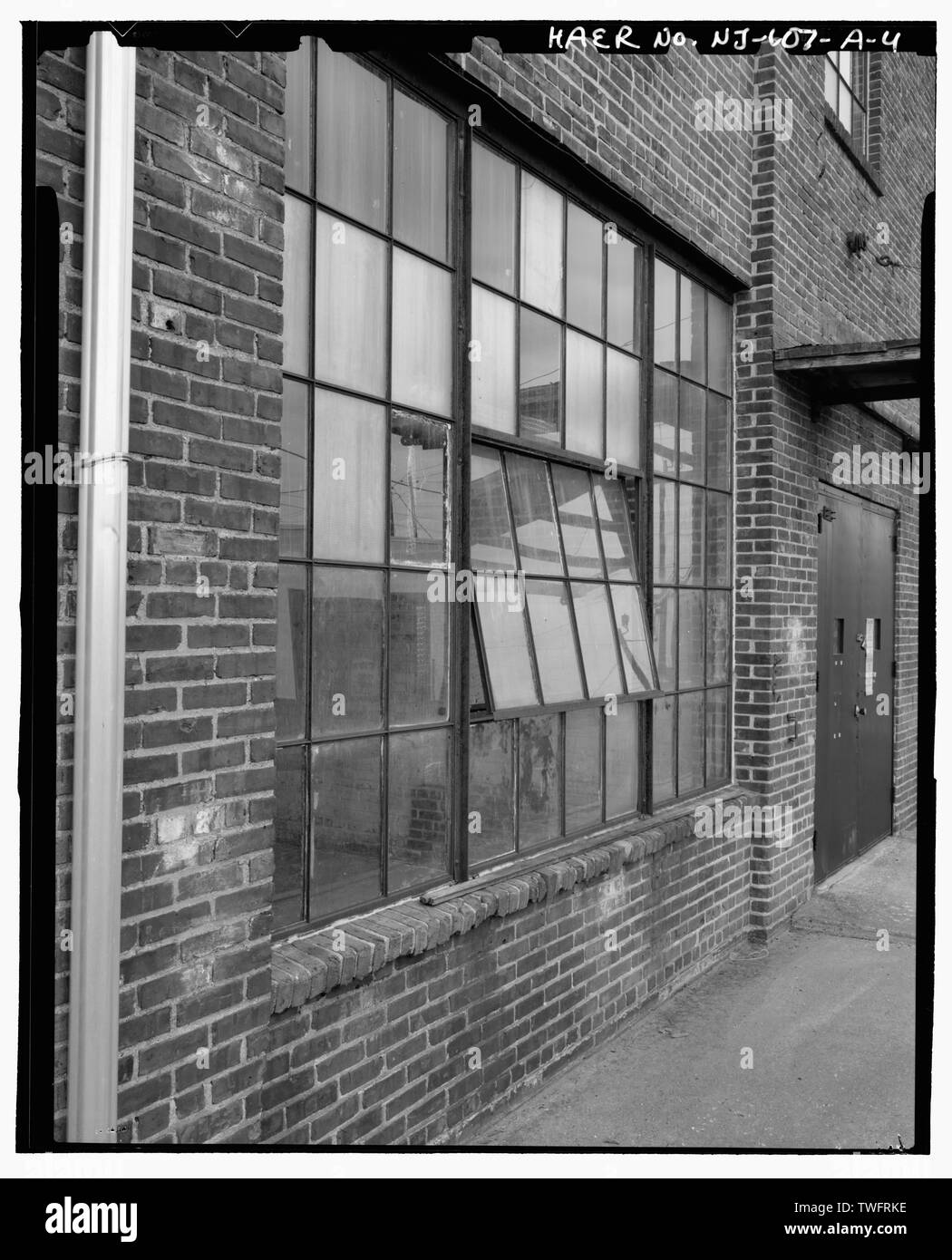 La costruzione del processo, parete est porta principale e nella finestra dettaglio - Middlesex Impianto di campionamento, la costruzione del processo, 239 Mountain Avenue, Middlesex, Middlesex County, NJ Foto Stock