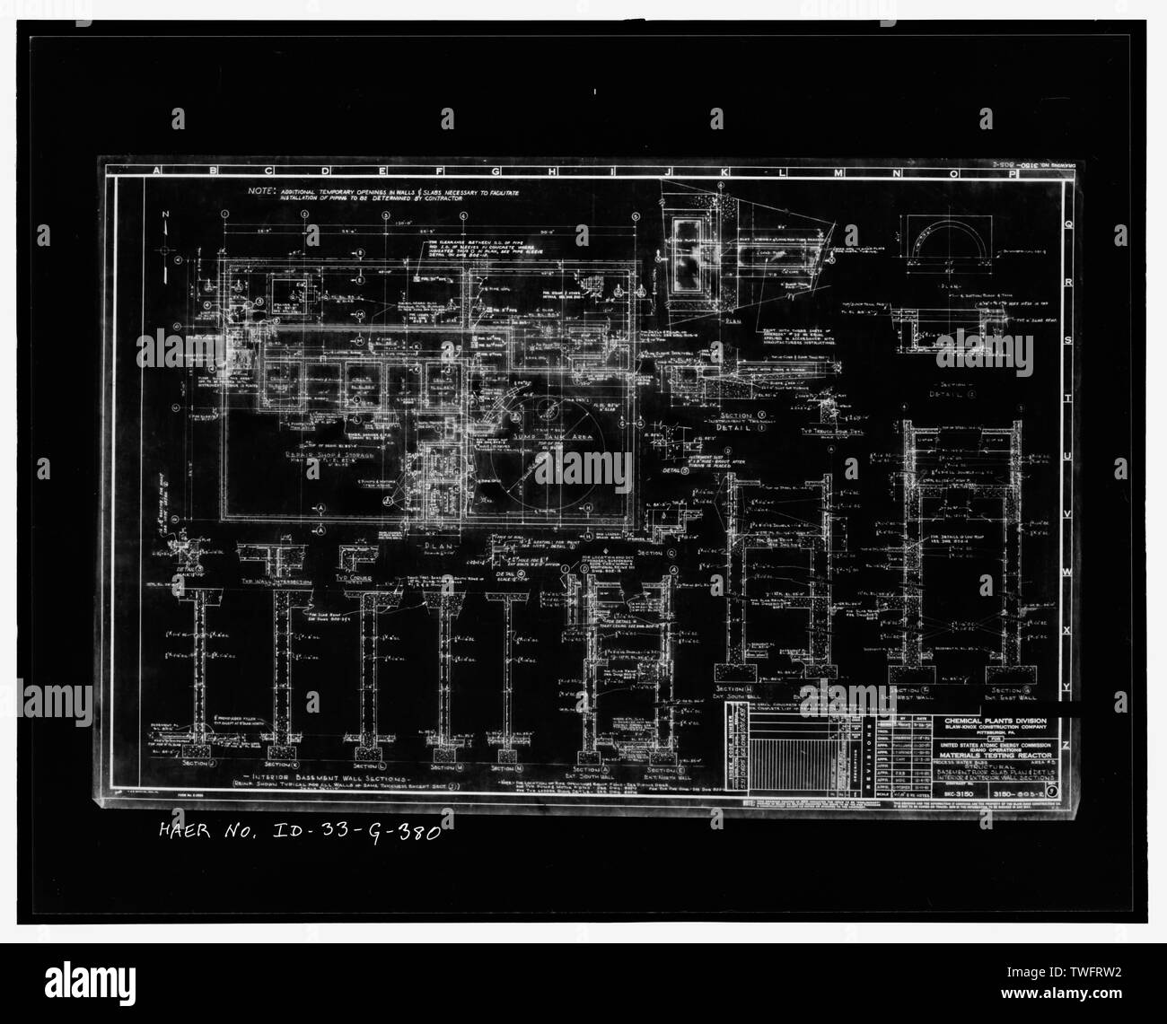 Acqua di processo edificio, TRA-605. Piano seminterrato piano e i dettagli strutturali. Serbatoio della coppa (diametro 33 piedi; capacità 100.000 galloni) POSIZIONE IN ALTO la sezione del tetto sul lato ovest. Officina di riparazione e area di memorizzazione a bassa area del tetto. Dettagli della parete- spessore di calcestruzzo armato varia da 1'-6 a 2' di spessore. Basi per cinque celle che racchiude le pompe. BLAW-KNOX 3150-805-2, 12-1950. Indice INL n. 531-0605-62-098-100658, REV. 3. - Idaho National Engineering Laboratory, Test Area reattore, materiali e test di progettazione di reattori, Scoville, Butte County, ID Foto Stock