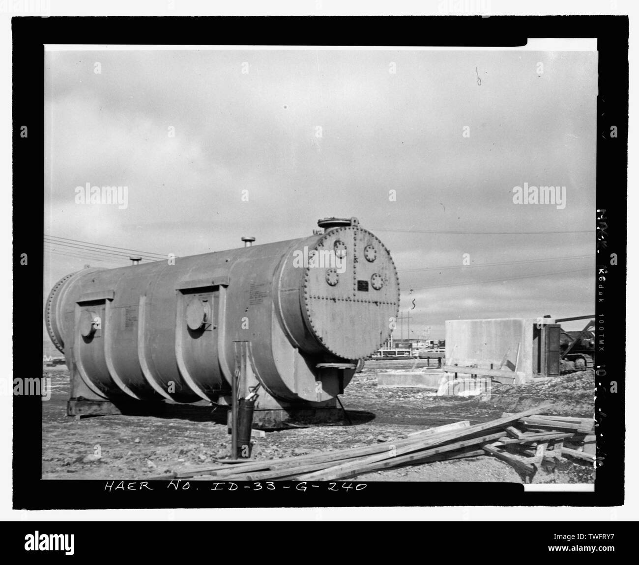 Acqua di processo edificio, TRA-605. Uno dei tre evaporatori prima che venga installato nel livello superiore della metà orientale dell'edificio. INL NEGATIVO N° 1533.; fotografo sconosciuto, 3-1-1951 - Idaho National Engineering Laboratory, Test Area reattore, materiali e test di progettazione di reattori, Scoville, Butte County, ID Foto Stock