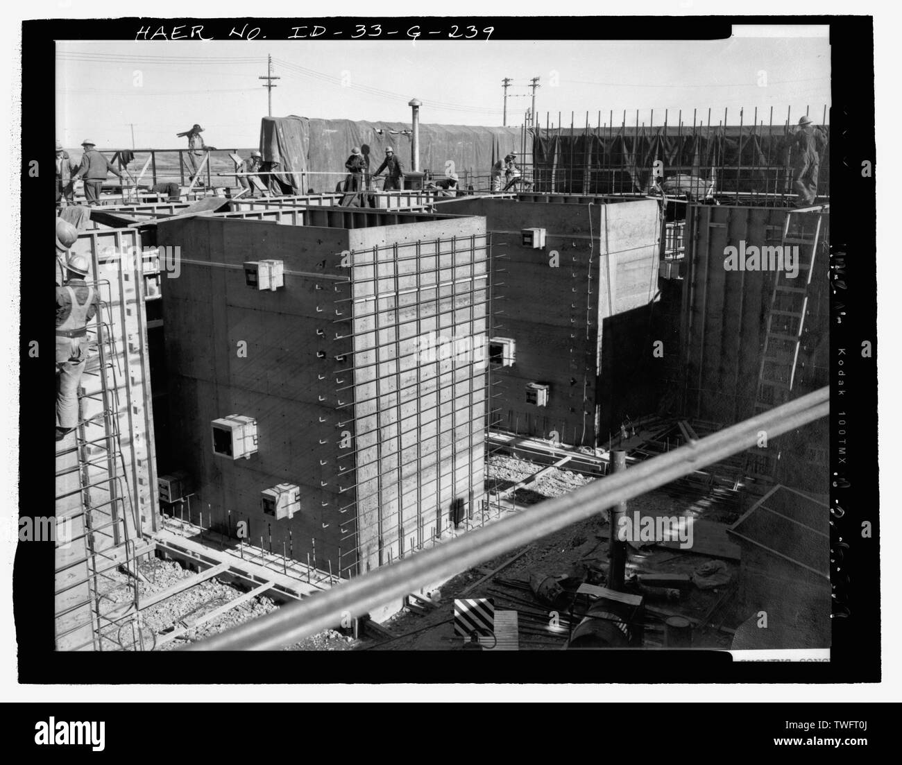 Acqua di processo edificio, TRA-605. Moduli serie AR per creare tre celle schermate per le pompe che sarà a metà ad ovest dell'edificio. Le pompe a acqua di sollevamento al serbatoio di lavoro. Telecamera è rivolta a nord-est. INL NEGATIVO N° 1465.; fotografo sconosciuto, 2-13-1951 - Idaho National Engineering Laboratory, Test Area reattore, materiali e test di progettazione di reattori, Scoville, Butte County, ID Foto Stock