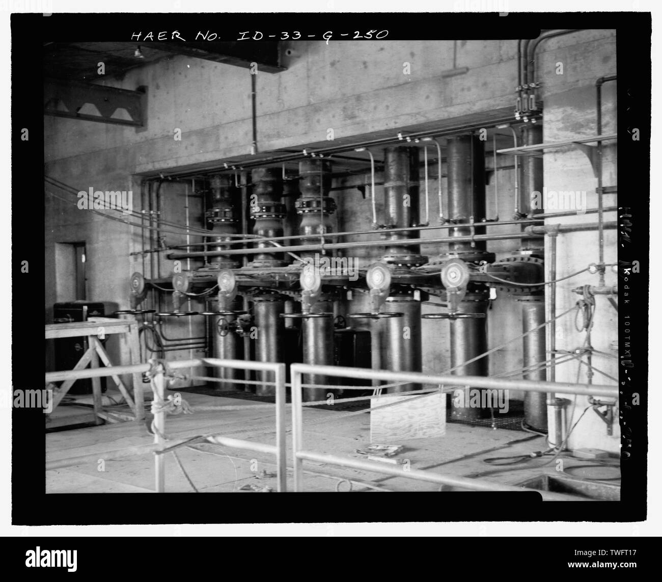 Acqua di processo edificio, TRA-605. Sei valvole di controllo installato sopra i tubi nel seminterrato. INL NEGATIVO N° 3583A.; fotografo sconosciuto, 10-29-1951 - Idaho National Engineering Laboratory, Test Area reattore, materiali e test di progettazione di reattori, Scoville, Butte County, ID Foto Stock