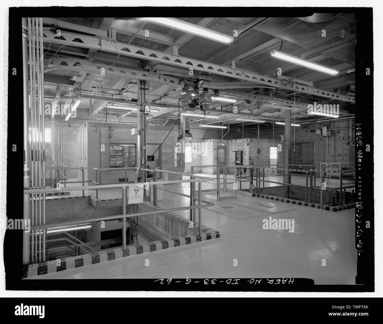 Acqua di processo edificio, TRA-605, interno. Primo piano. La fotocamera si affaccia ad est. Monorotaia, cinque-TON modello di Yale, è in alto al centro della vista. Sala di controllo, racchiuso nel blocco di pomice, è oltre la più a sinistra l'apertura del pavimento. Nota botole ubicate sul pavimento tra le due aperture nel pavimento. Negativo INL No.46-26 HD-1.; Mike gru, fotografo, 2-2005 - Idaho National Engineering Laboratory, Test Area reattore, materiali e test di progettazione di reattori, Scoville, Butte County, ID Foto Stock
