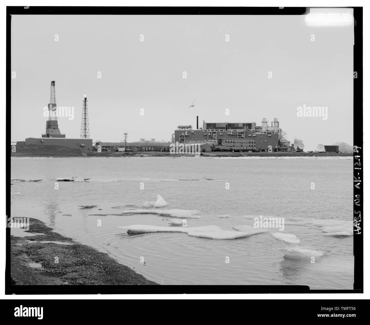 Stabilimento di produzione, l'attrezzatura di perforazione sulla sinistra - BP Strutture, sito Endicott, Prudhoe Bay, North Slope Borough, AK Foto Stock