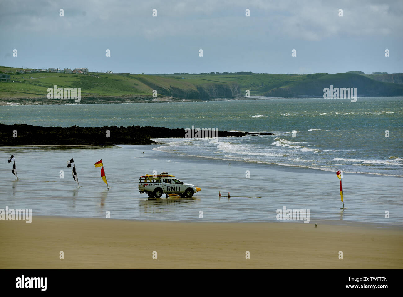 Bagnino RNLI veicolo raffigurato su una deserta spiaggia di Coney, Porthcawl, nel Galles del Sud. Foto Stock