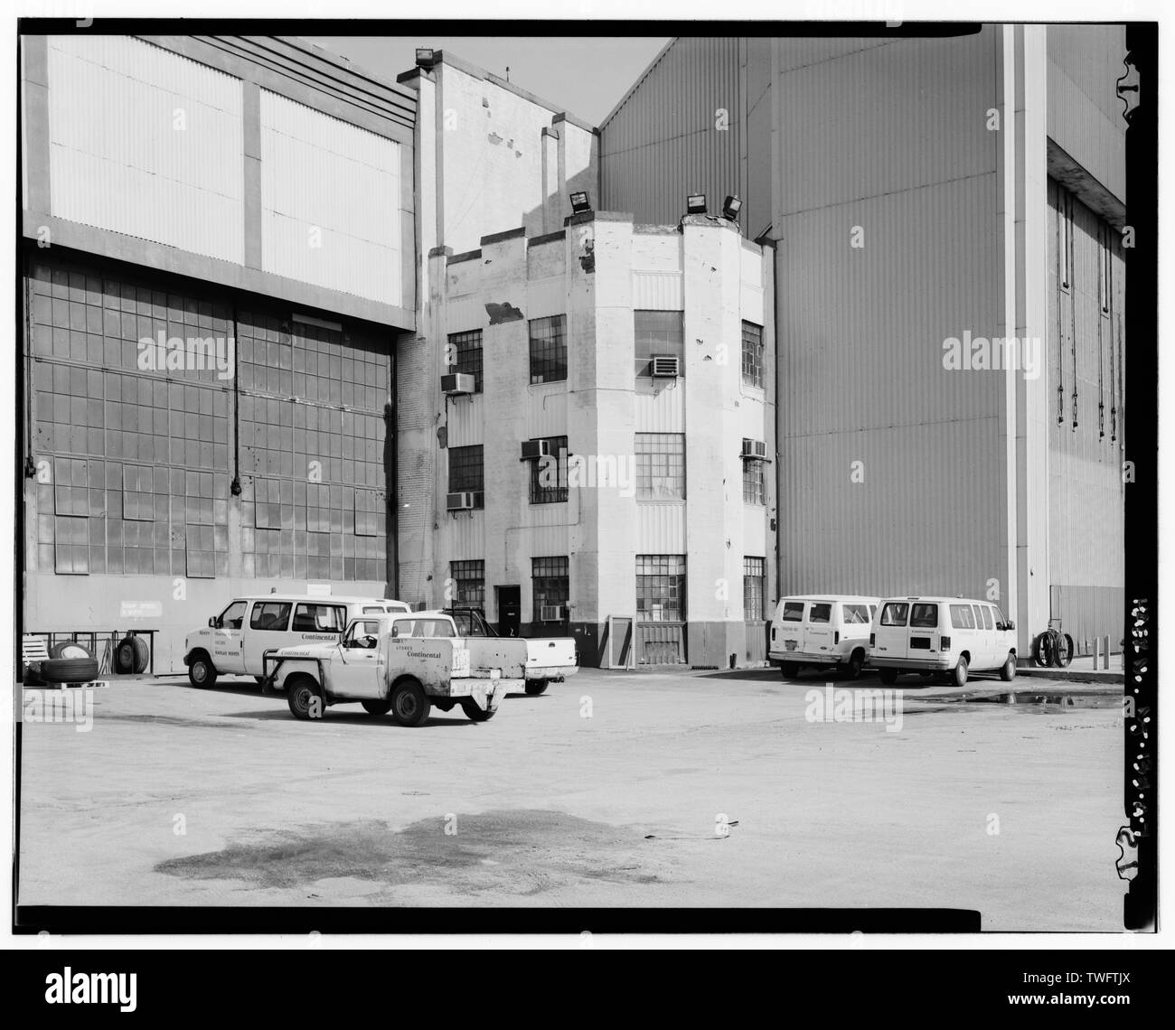 Baia di sbalzo tra la sezione B e nuovo edificio (SEZIONE C) - L'Aeroporto Internazionale di Newark, Hangar di Brewster, Brewster Road tra il percorso 21 e New Jersey Turnpike Exchange n. 14, Newark, Essex County, NJ Foto Stock