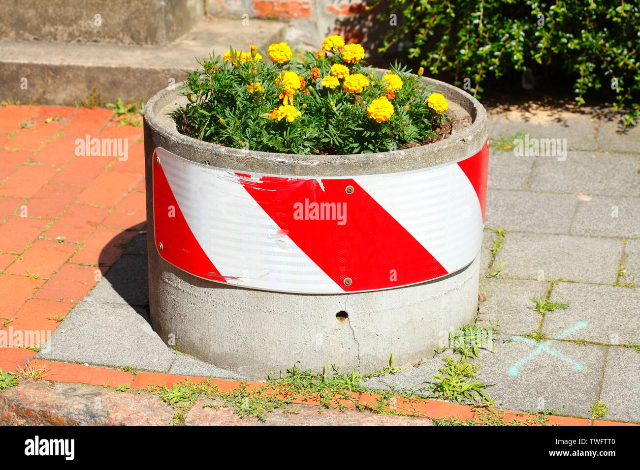 Round Flower pot di pietra con il rosso e bianco la segnaletica stradale in piedi sul suolo, Germania, Europa Foto Stock