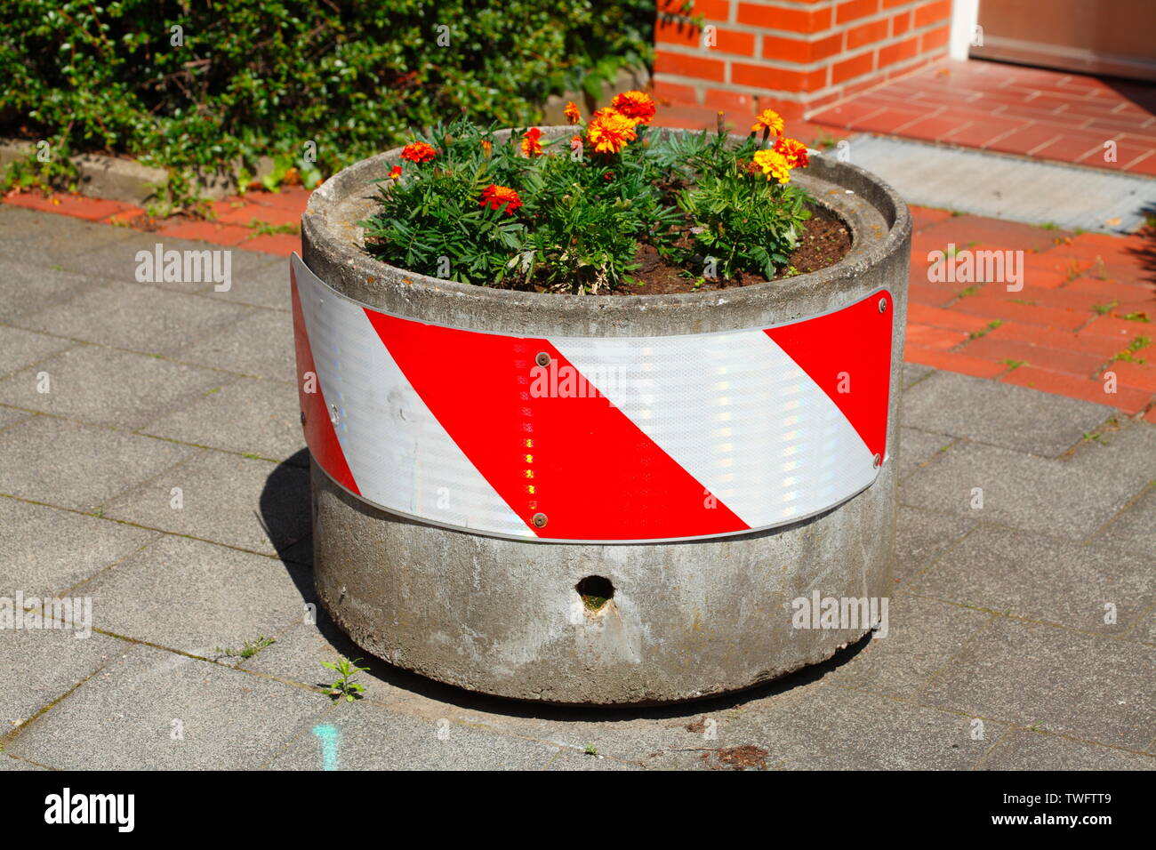 Round Flower pot di pietra con il rosso e bianco la segnaletica stradale in piedi sul suolo, Germania, Europa Foto Stock