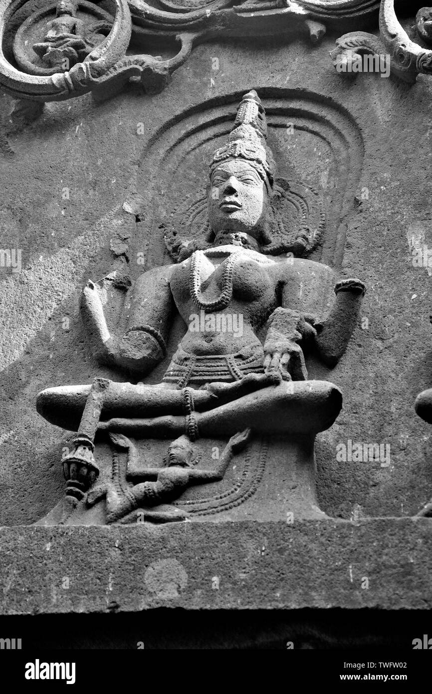 Splendidamente scolpito idoli sulla parete interna del Tempio Bhuleshwar, Yawat, Maharashtra, India Foto Stock