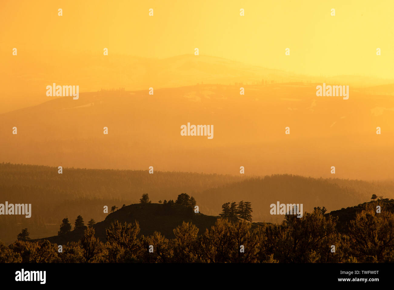 Strati di luce e colore come aria di tempesta sopra la valle di Lamar Foto Stock