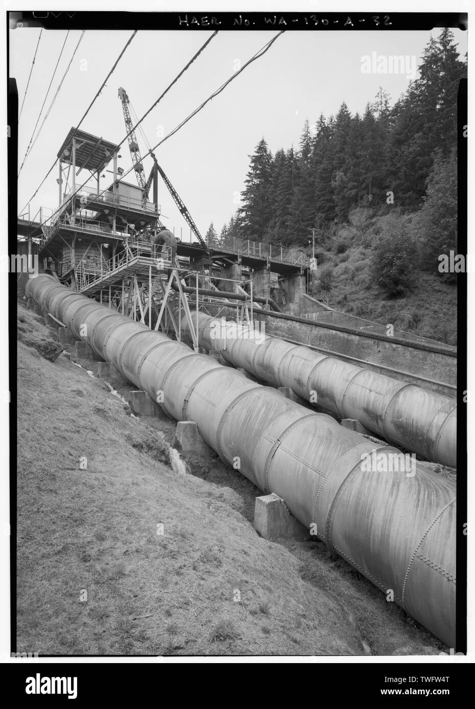 Prototipo EICHER SCHERMATA DI PESCE E LA VALUTAZIONE FACILITY, installato nel 1990 su -1 penstock. Progetto promosso dalla potenza elettrica istituto di ricerca per il trasferimento del pesce a valle la turbine. Foto di JET LOWE, HAER, 1995. - Fiume Elwha sistema idroelettrico, Elwha diga idroelettrica e impianto, Port Angeles, Clallam County, WA Foto Stock
