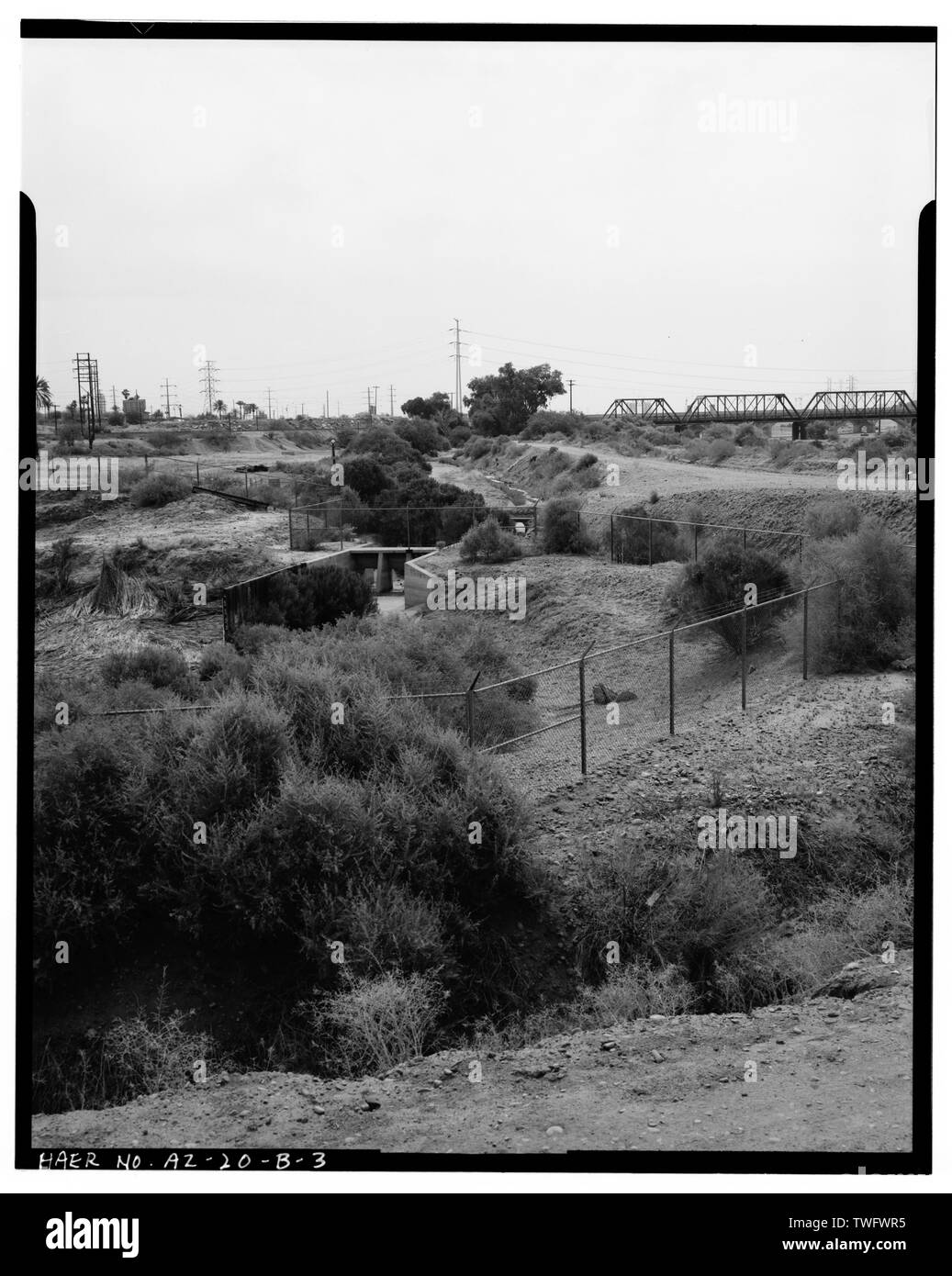 Pompa di aspirazione fossa di stagno, guardando verso est. Pacifico Sud ponte ferroviario in background. - Sezione trasversale impianto vapore, Indian Bend stagno ed il Fosso della pompa, lato nord sale vicino fiume Mill Avenue e Washington Street, Tempe, Maricopa County, AZ Foto Stock