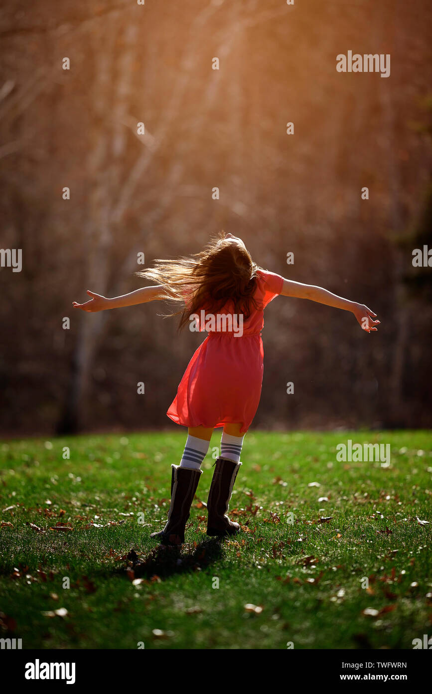 Ragazza in piedi nel giardino di girare intorno, Stati Uniti Foto Stock