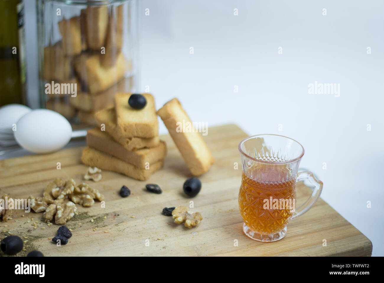 Arabian alimenti e bevande, tè, olive nere, frutta secca, noci per la cottura serie 12 Foto Stock